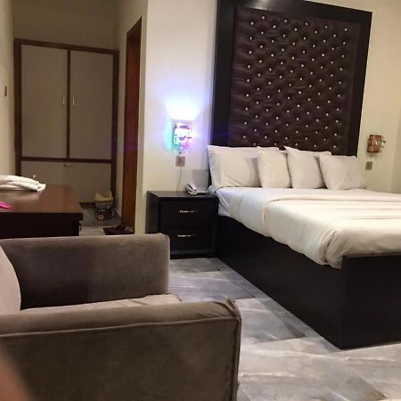 Hotel S.R. Lounge Multan Esterno foto