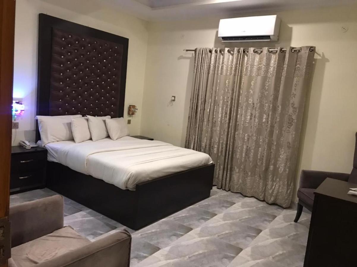 Hotel S.R. Lounge Multan Esterno foto