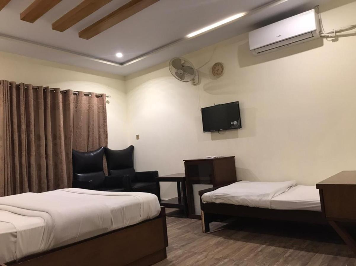 Hotel S.R. Lounge Multan Esterno foto