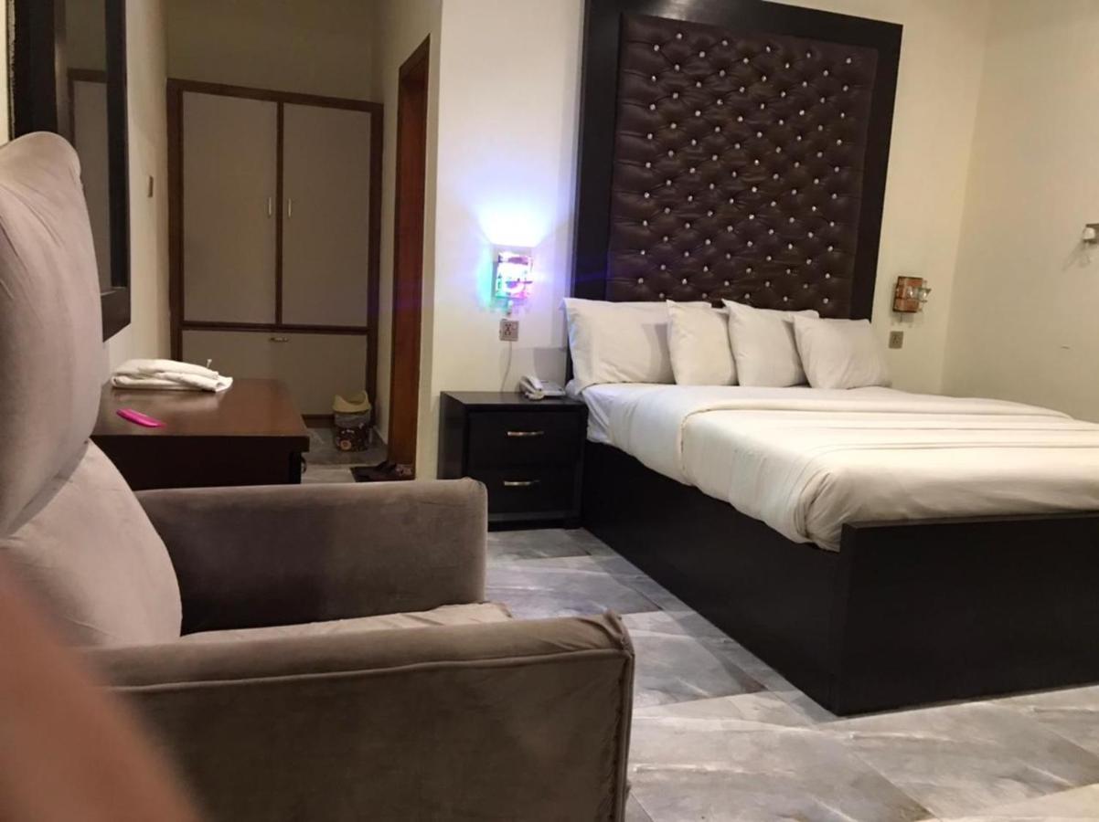Hotel S.R. Lounge Multan Esterno foto