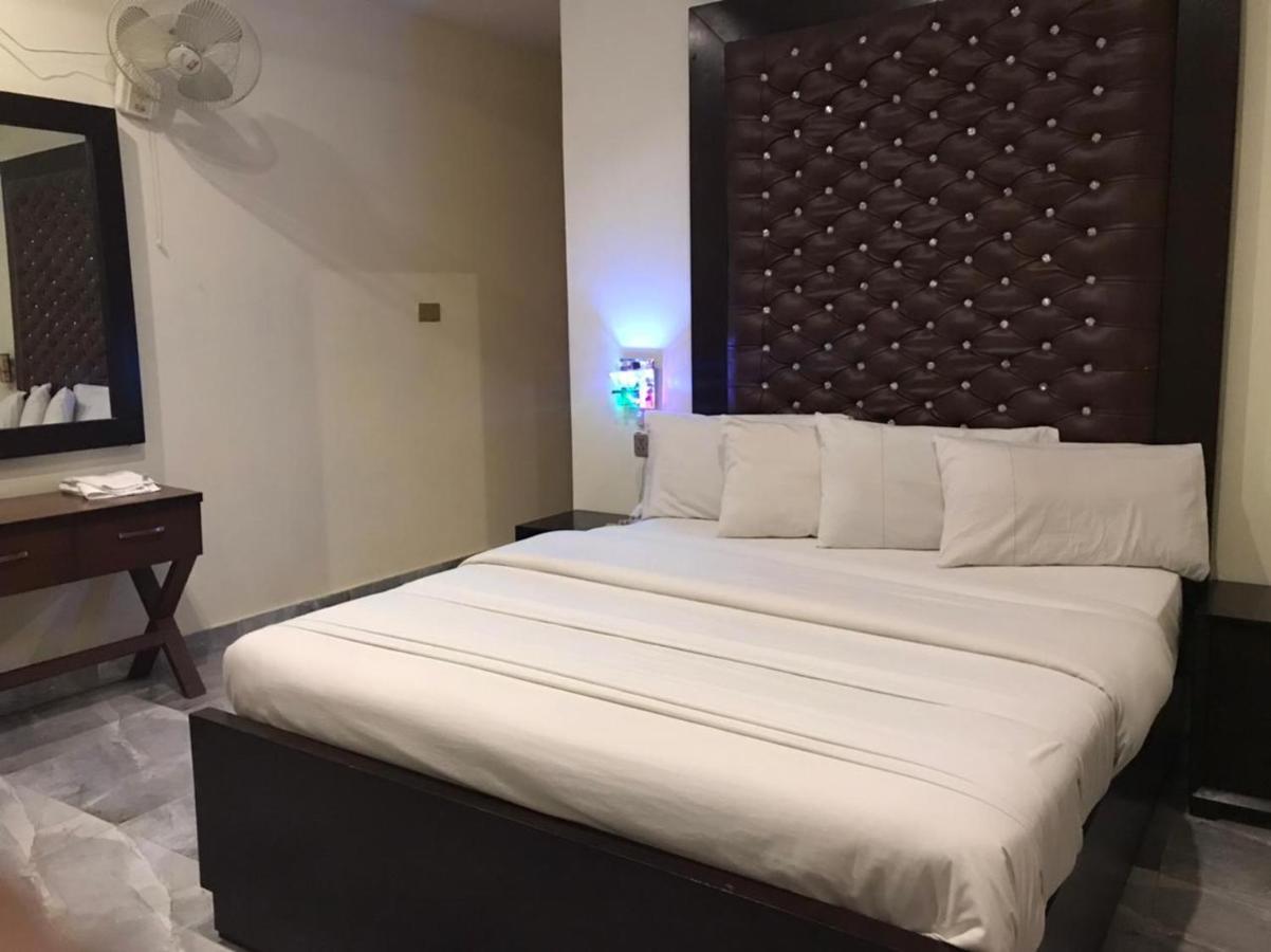 Hotel S.R. Lounge Multan Esterno foto