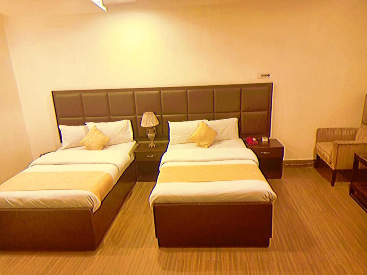 Hotel S.R. Lounge Multan Esterno foto