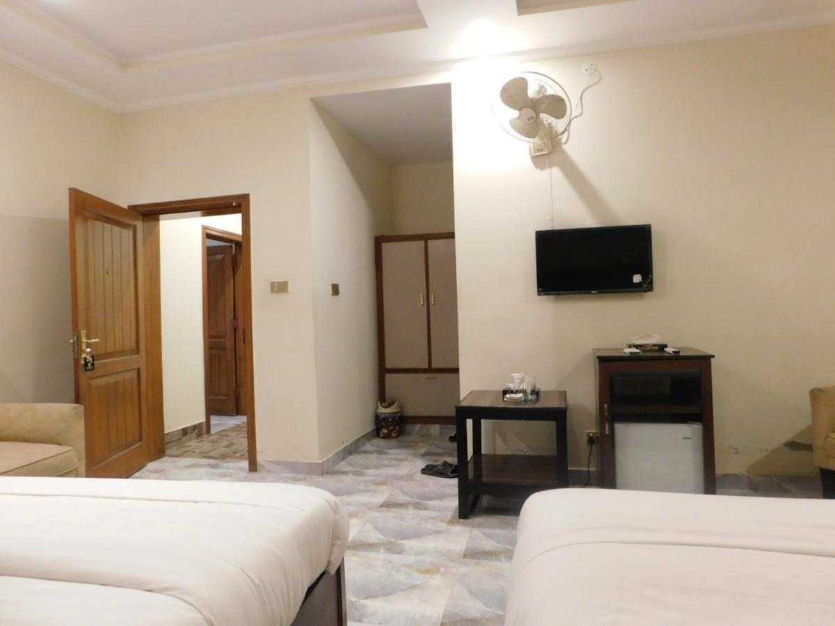 Hotel S.R. Lounge Multan Esterno foto