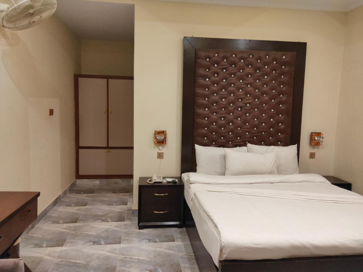 Hotel S.R. Lounge Multan Esterno foto