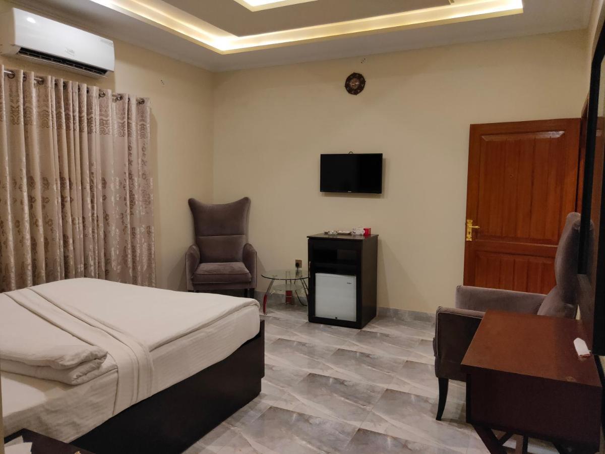 Hotel S.R. Lounge Multan Esterno foto