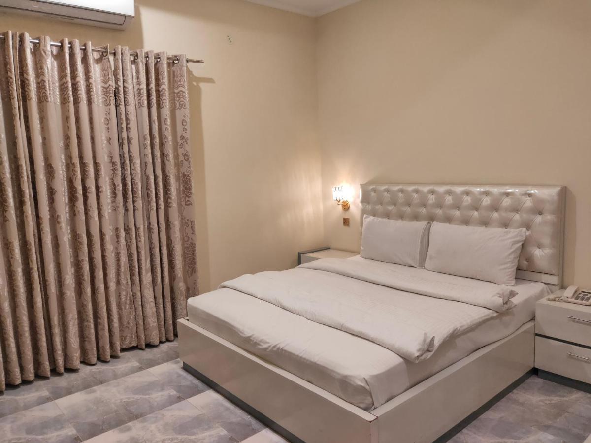 Hotel S.R. Lounge Multan Esterno foto