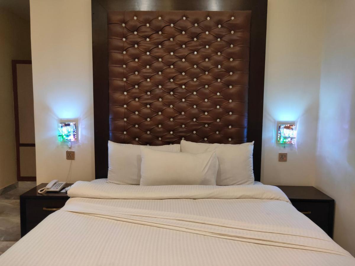 Hotel S.R. Lounge Multan Esterno foto