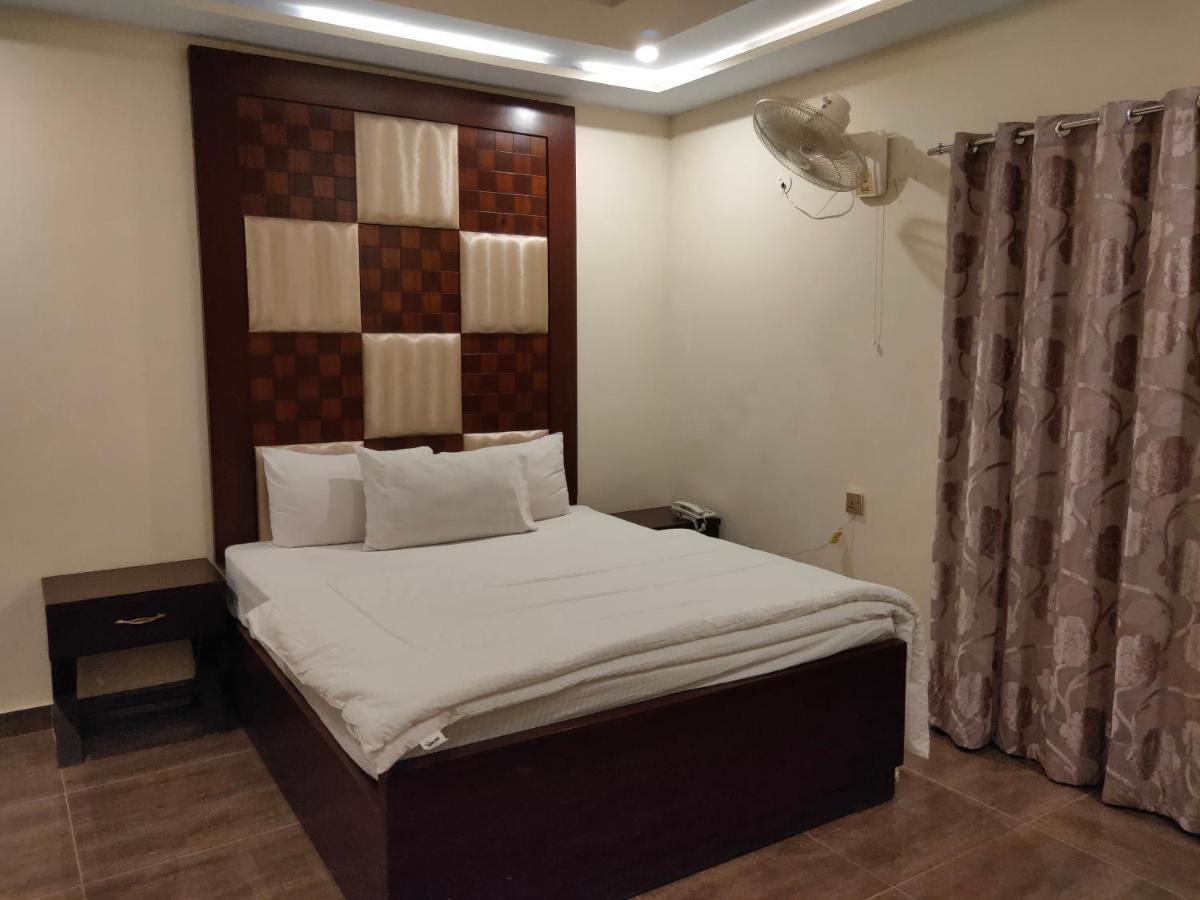 Hotel S.R. Lounge Multan Esterno foto