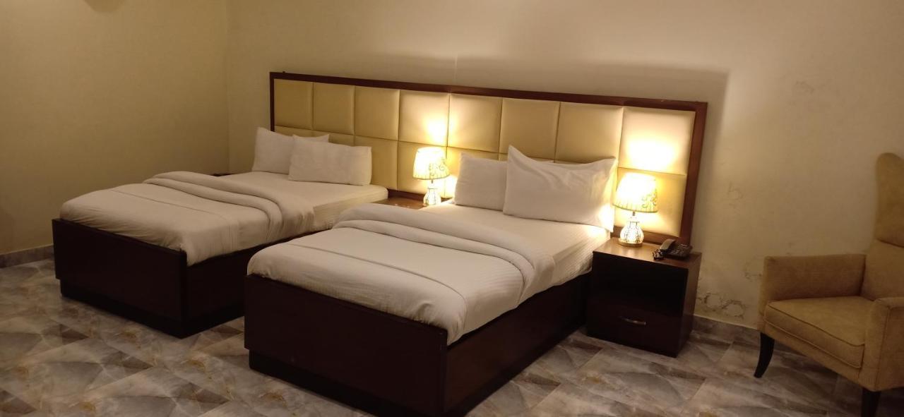 Hotel S.R. Lounge Multan Esterno foto