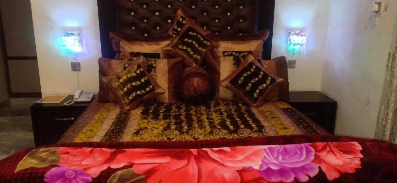 Hotel S.R. Lounge Multan Esterno foto