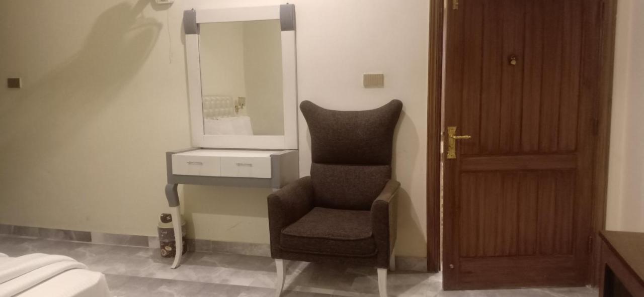 Hotel S.R. Lounge Multan Esterno foto