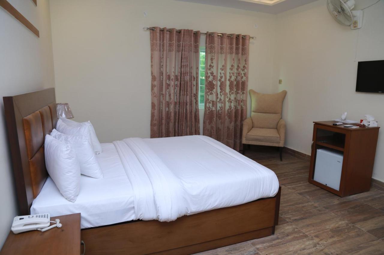 Hotel S.R. Lounge Multan Esterno foto