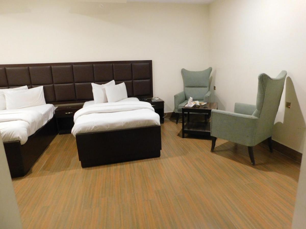 Hotel S.R. Lounge Multan Esterno foto