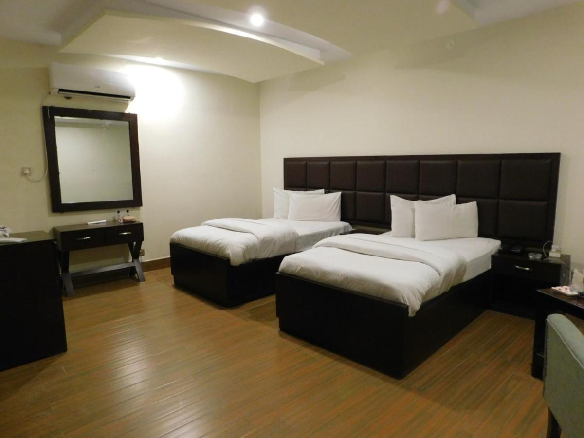 Hotel S.R. Lounge Multan Esterno foto